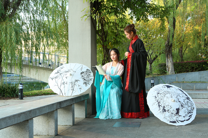 江苏海事职业技术北京赛车PK10
 王安琪；南通大学 汪玉晨